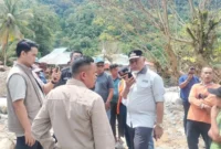 Gubernur Sumbar Mahyeldi Ansharullah meninjau lokasi terdampak bencana hidrometeorologi di Nagari Pancuang Taba, Kecamatan IV Nagari Bayang Utara, Kabupaten Pessel, Kamis (1/1/2026). (Foto: ADPSB)
