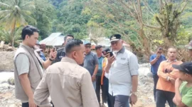Gubernur Sumbar Mahyeldi Ansharullah meninjau lokasi terdampak bencana hidrometeorologi di Nagari Pancuang Taba, Kecamatan IV Nagari Bayang Utara, Kabupaten Pessel, Kamis (1/1/2026). (Foto: ADPSB)