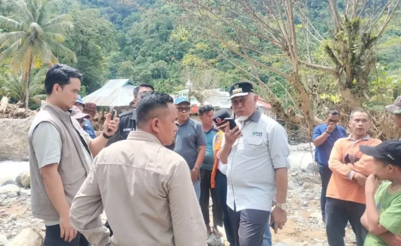Gubernur Sumbar Mahyeldi Ansharullah meninjau lokasi terdampak bencana hidrometeorologi di Nagari Pancuang Taba, Kecamatan IV Nagari Bayang Utara, Kabupaten Pessel, Kamis (1/1/2026). (Foto: ADPSB)