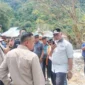 Gubernur Sumbar Mahyeldi Ansharullah meninjau lokasi terdampak bencana hidrometeorologi di Nagari Pancuang Taba, Kecamatan IV Nagari Bayang Utara, Kabupaten Pessel, Kamis (1/1/2026). (Foto: ADPSB)