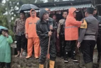 Gubernur Sumbar, Mahyeldi Ansharullah meninjau lokasi terdampak banjir bandang susulan di Nagari Maninjau, Kecamatan Tanjung Raya, Kabupaten Agam, Jumat (2/1/2026). (Foto: ADPSB)