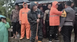 Gubernur Sumbar, Mahyeldi Ansharullah meninjau lokasi terdampak banjir bandang susulan di Nagari Maninjau, Kecamatan Tanjung Raya, Kabupaten Agam, Jumat (2/1/2026). (Foto: ADPSB)