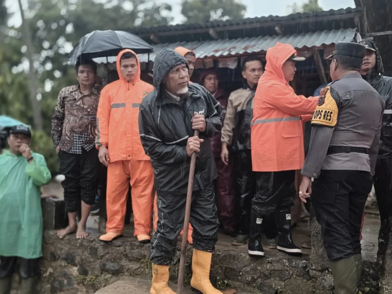 Gubernur Sumbar, Mahyeldi Ansharullah meninjau lokasi terdampak banjir bandang susulan di Nagari Maninjau, Kecamatan Tanjung Raya, Kabupaten Agam, Jumat (2/1/2026). (Foto: ADPSB)