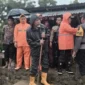 Gubernur Sumbar, Mahyeldi Ansharullah meninjau lokasi terdampak banjir bandang susulan di Nagari Maninjau, Kecamatan Tanjung Raya, Kabupaten Agam, Jumat (2/1/2026). (Foto: ADPSB)