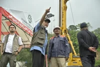 Gubernur Sumbar Mahyeldi Ansharullah meninjau langsung perbaikan Jembatan Kembar Padang Panjang, Sabtu (17/1/2026). (Foto: ADPSB)