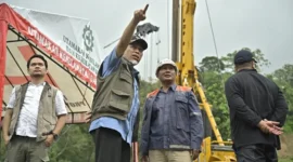 Gubernur Sumbar Mahyeldi Ansharullah meninjau langsung perbaikan Jembatan Kembar Padang Panjang, Sabtu (17/1/2026). (Foto: ADPSB)