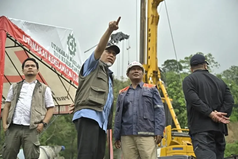 Gubernur Sumbar Mahyeldi Ansharullah meninjau langsung perbaikan Jembatan Kembar Padang Panjang, Sabtu (17/1/2026). (Foto: ADPSB)