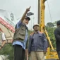 Gubernur Sumbar Mahyeldi Ansharullah meninjau langsung perbaikan Jembatan Kembar Padang Panjang, Sabtu (17/1/2026). (Foto: ADPSB)