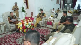 Gubernur Sumbar Mahyeldi audiensi dengan Ketua KONI Sumbar Hamdanus terkait kesiapan Porprov Sumbar 2026 di Istana Gubernuran, Senin (13/1). (Foto: ADPSB) 