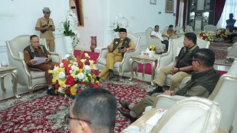 Gubernur Sumbar Mahyeldi audiensi dengan Ketua KONI Sumbar Hamdanus terkait kesiapan Porprov Sumbar 2026 di Istana Gubernuran, Senin (13/1). (Foto: ADPSB) 
