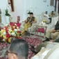 Gubernur Sumbar Mahyeldi audiensi dengan Ketua KONI Sumbar Hamdanus terkait kesiapan Porprov Sumbar 2026 di Istana Gubernuran, Senin (13/1). (Foto: ADPSB) 