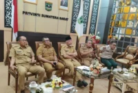 Gubernur Sumbar Mahyeldi mengikuti rapat koordinasi pendataan dampak bencana secara daring, Selasa (6/1/2026). (Foto: ADPSB)