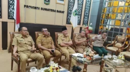 Gubernur Sumbar Mahyeldi mengikuti rapat koordinasi pendataan dampak bencana secara daring, Selasa (6/1/2026). (Foto: ADPSB)