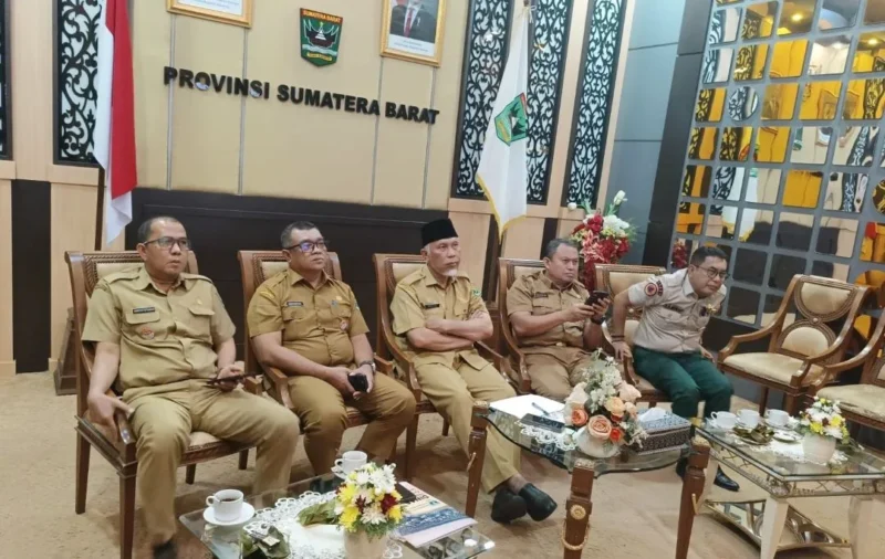Gubernur Sumbar Mahyeldi mengikuti rapat koordinasi pendataan dampak bencana secara daring, Selasa (6/1/2026). (Foto: ADPSB)