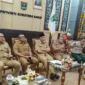 Gubernur Sumbar Mahyeldi mengikuti rapat koordinasi pendataan dampak bencana secara daring, Selasa (6/1/2026). (Foto: ADPSB)
