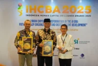 Gubernur Sumbar Mahyeldi Ansharullah meraih IIHCBA 2025 dari BusinessUpdate.id. (Foto: ADPSB)