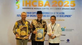 Gubernur Sumbar Mahyeldi Ansharullah meraih IIHCBA 2025 dari BusinessUpdate.id. (Foto: ADPSB)