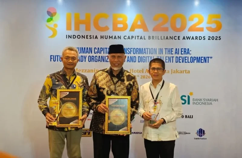 Gubernur Sumbar Mahyeldi Ansharullah meraih IIHCBA 2025 dari BusinessUpdate.id. (Foto: ADPSB)