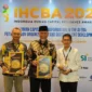 Gubernur Sumbar Mahyeldi Ansharullah meraih IIHCBA 2025 dari BusinessUpdate.id. (Foto: ADPSB)