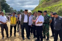 Gubernur Sumbar Mahyeldi Ansyarullah meninjau rencana relokasi Jalan Simpang Empat–Talamau, Rabu (7/1). (Foto: Diskominfo Pasbar)