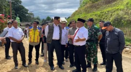 Gubernur Sumbar Mahyeldi Ansyarullah meninjau rencana relokasi Jalan Simpang Empat–Talamau, Rabu (7/1). (Foto: Diskominfo Pasbar)