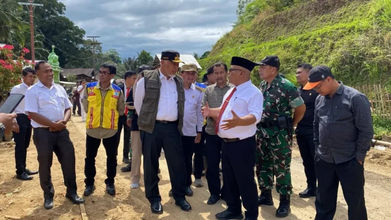 Gubernur Sumbar Mahyeldi Ansyarullah meninjau rencana relokasi Jalan Simpang Empat–Talamau, Rabu (7/1). (Foto: Diskominfo Pasbar)
