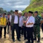 Gubernur Sumbar Mahyeldi Ansyarullah meninjau rencana relokasi Jalan Simpang Empat–Talamau, Rabu (7/1). (Foto: Diskominfo Pasbar)