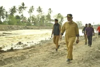 Gubernur Sumbar Mahyeldi Ansharullah menyusuri Sungai Gunung Nago, Lambuang Bukik, Kecamatan Pauh, Senin (26/1/2026). (Foto: ADPSB)