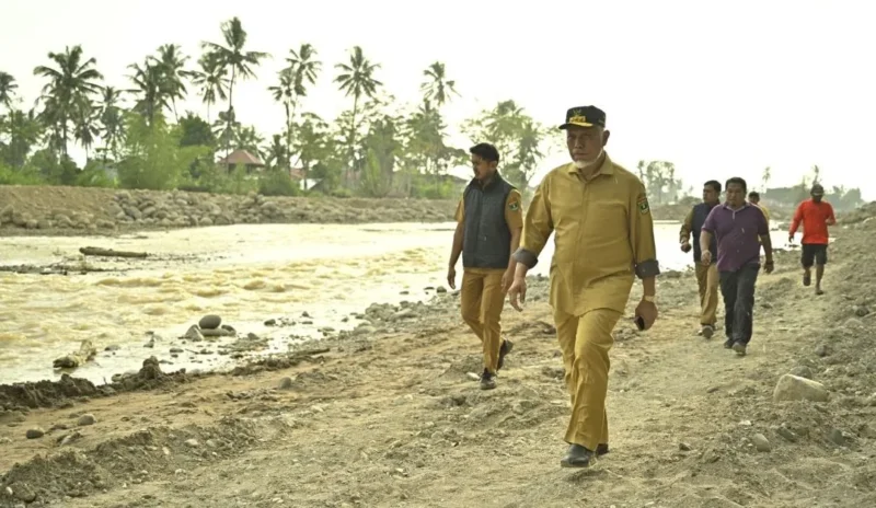 Gubernur Sumbar Mahyeldi Ansharullah menyusuri Sungai Gunung Nago, Lambuang Bukik, Kecamatan Pauh, Senin (26/1/2026). (Foto: ADPSB)