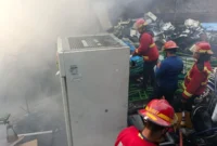 Petugas Damkar Padang memadamkan api di gudang penampung barang bekas di Jalan Bypass KM 13, Senin (27/1) pagi. (Foto: Dinas Damkar Padang)