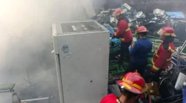 Petugas Damkar Padang memadamkan api di gudang penampung barang bekas di Jalan Bypass KM 13, Senin (27/1) pagi. (Foto: Dinas Damkar Padang)