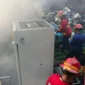 Petugas Damkar Padang memadamkan api di gudang penampung barang bekas di Jalan Bypass KM 13, Senin (27/1) pagi. (Foto: Dinas Damkar Padang)