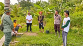 Tim BKSDA Resor Pessel bersama personel kepolisian dan masyarakat meninjau lokasi sapi yang diterkam harimau di Nagari Lubuk Betung, Kecamatan Airpura. (Foto: Dok. BKSDA)