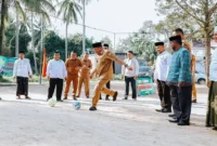 Wali Kota Pariaman Yota Balad melakukan tendangan pertama tanda dibukanya Hasaniyyah Expo I 2026 di Lapangan Pondok Pesantren Nurul Yakin Hasaniyyah, Desa Punggung Lading, Senin (26/1/2026). (Foto: Kominfo Kota Pariaman)