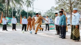Wali Kota Pariaman Yota Balad melakukan tendangan pertama tanda dibukanya Hasaniyyah Expo I 2026 di Lapangan Pondok Pesantren Nurul Yakin Hasaniyyah, Desa Punggung Lading, Senin (26/1/2026). (Foto: Kominfo Kota Pariaman)