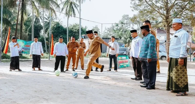 Wali Kota Pariaman Yota Balad melakukan tendangan pertama tanda dibukanya Hasaniyyah Expo I 2026 di Lapangan Pondok Pesantren Nurul Yakin Hasaniyyah, Desa Punggung Lading, Senin (26/1/2026). (Foto: Kominfo Kota Pariaman)