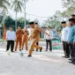 Wali Kota Pariaman Yota Balad melakukan tendangan pertama tanda dibukanya Hasaniyyah Expo I 2026 di Lapangan Pondok Pesantren Nurul Yakin Hasaniyyah, Desa Punggung Lading, Senin (26/1/2026). (Foto: Kominfo Kota Pariaman)