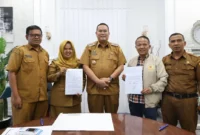 Penyerahan dana hibah secara simbolis oleh Wali Kota Pariaman Yota Balad kepada Ketua KONI Edison TRD di Balai Kota Pariaman, Senin (20/1/2026). (Foto: Kominfo Kota Pariaman)