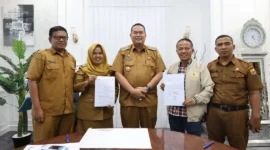 Penyerahan dana hibah secara simbolis oleh Wali Kota Pariaman Yota Balad kepada Ketua KONI Edison TRD di Balai Kota Pariaman, Senin (20/1/2026). (Foto: Kominfo Kota Pariaman)