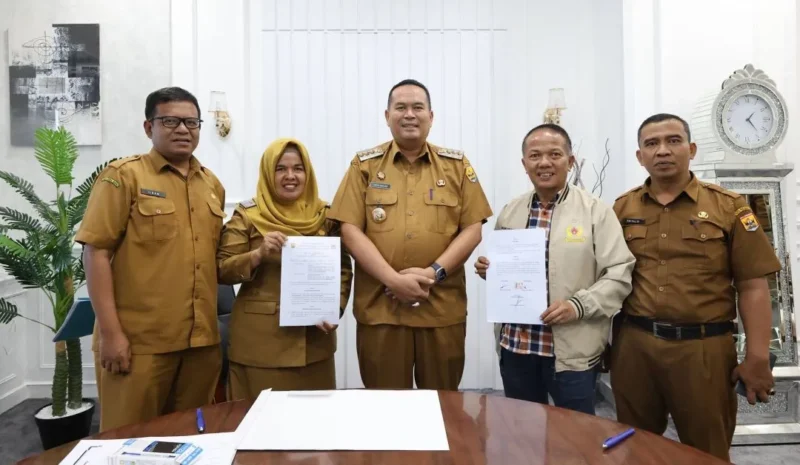 Penyerahan dana hibah secara simbolis oleh Wali Kota Pariaman Yota Balad kepada Ketua KONI Edison TRD di Balai Kota Pariaman, Senin (20/1/2026). (Foto: Kominfo Kota Pariaman)