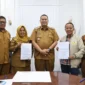 Penyerahan dana hibah secara simbolis oleh Wali Kota Pariaman Yota Balad kepada Ketua KONI Edison TRD di Balai Kota Pariaman, Senin (20/1/2026). (Foto: Kominfo Kota Pariaman)