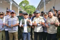 Menko PMK Pratikno meresmikan huntara bagi warga terdampak bencana di SDN 05 Kayu Pasak, Kecamatan Palembayan, Kabupaten Agam, Sabtu (24/1). (Foto: AMC)