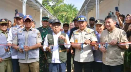 Menko PMK Pratikno meresmikan huntara bagi warga terdampak bencana di SDN 05 Kayu Pasak, Kecamatan Palembayan, Kabupaten Agam, Sabtu (24/1). (Foto: AMC)