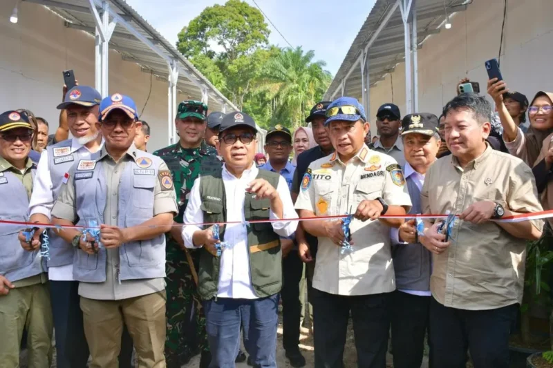 Menko PMK Pratikno meresmikan huntara bagi warga terdampak bencana di SDN 05 Kayu Pasak, Kecamatan Palembayan, Kabupaten Agam, Sabtu (24/1). (Foto: AMC)