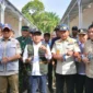 Menko PMK Pratikno meresmikan huntara bagi warga terdampak bencana di SDN 05 Kayu Pasak, Kecamatan Palembayan, Kabupaten Agam, Sabtu (24/1). (Foto: AMC)