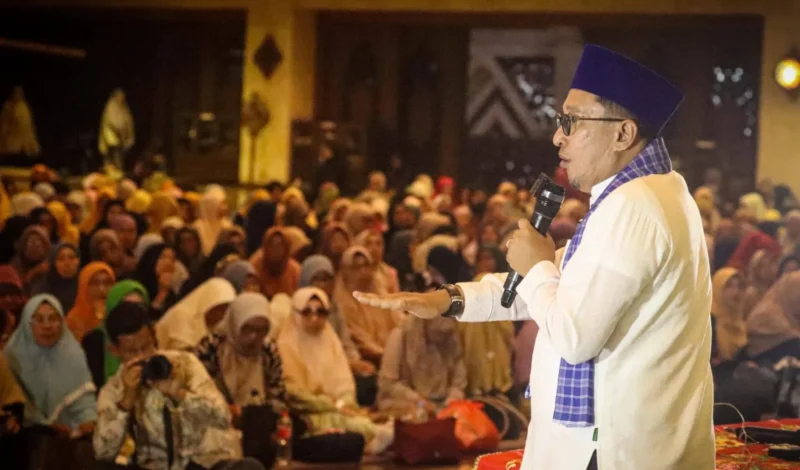 Bupati Tanah Datar Eka Putra menghadiri tabligh akbar dan doa bersama yang digelar IKAPPABASKO di Masjid Agung At-Tin, TMII, Minggu (11/1/2026). (Foto: Prokopim Tanah Datar)