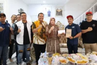 Ketua IMBI Sumbar Faisal menyerahkan bantuan secara simbolis kepada Ketua TP-PKK Kota Pariaman, Ny. Yosnely Balad didampingi Wali Kota Yota Balad beserta jajaran. (Foto: Kominfo Pariaman)