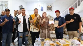 Ketua IMBI Sumbar Faisal menyerahkan bantuan secara simbolis kepada Ketua TP-PKK Kota Pariaman, Ny. Yosnely Balad didampingi Wali Kota Yota Balad beserta jajaran. (Foto: Kominfo Pariaman)