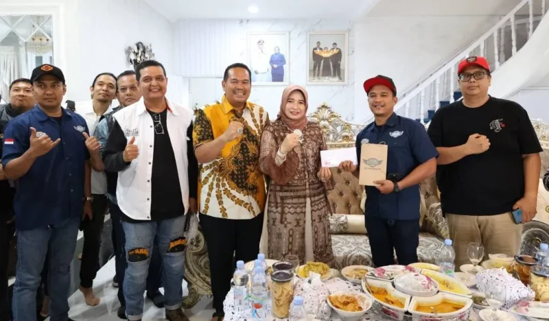 Ketua IMBI Sumbar Faisal menyerahkan bantuan secara simbolis kepada Ketua TP-PKK Kota Pariaman, Ny. Yosnely Balad didampingi Wali Kota Yota Balad beserta jajaran. (Foto: Kominfo Pariaman)