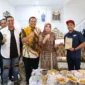 Ketua IMBI Sumbar Faisal menyerahkan bantuan secara simbolis kepada Ketua TP-PKK Kota Pariaman, Ny. Yosnely Balad didampingi Wali Kota Yota Balad beserta jajaran. (Foto: Kominfo Pariaman)
